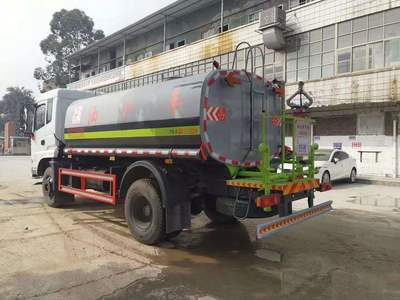 東莞灑水車專賣店 藍牌5方灑水車與多功能消防車的雙重優勢